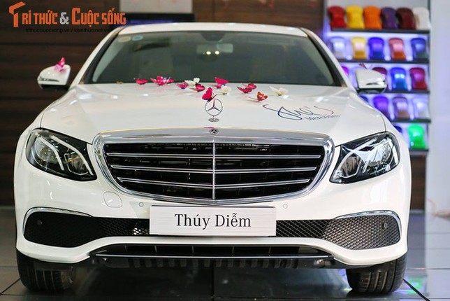 Nguoi dep Thuy Diem “tau” xe sang Mercedes-Benz hon 2 ty-Hinh-7